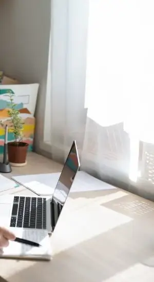 offener Laptop auf dem Schreibtisch